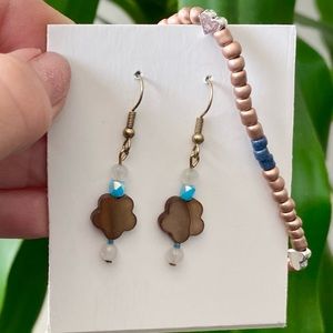 Little brown and blue lightweight earrings and stretch bracelet. Natural shell